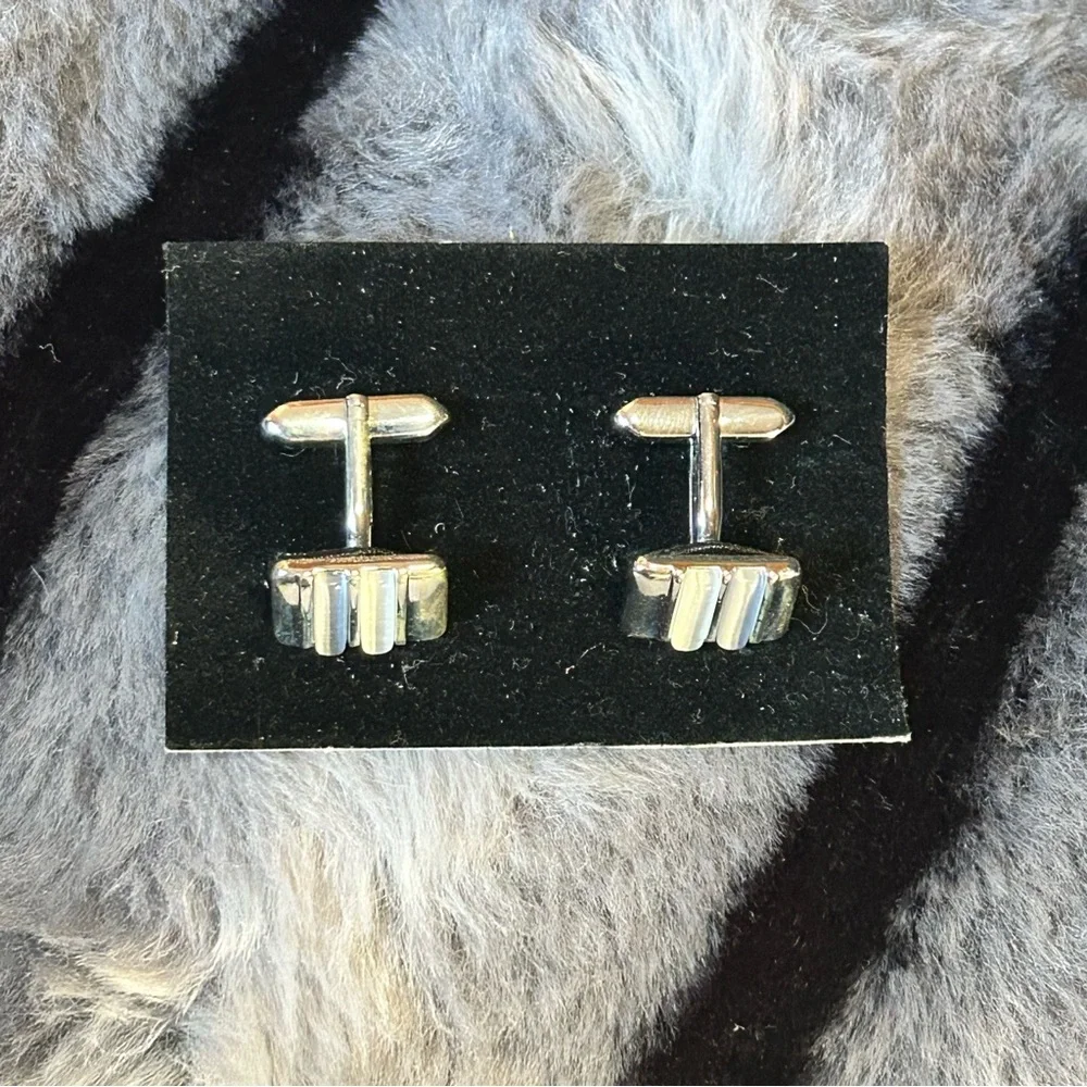 Modern gentleman’s cat eye glass bar tilt style cuff links